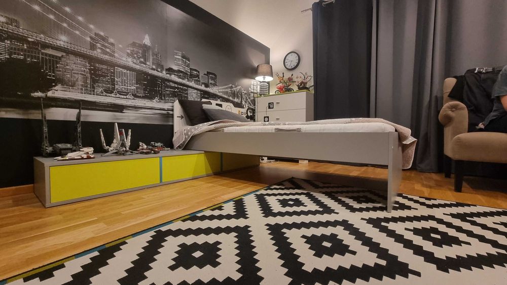 Łóżko młodzieżowe z materacem i półkami