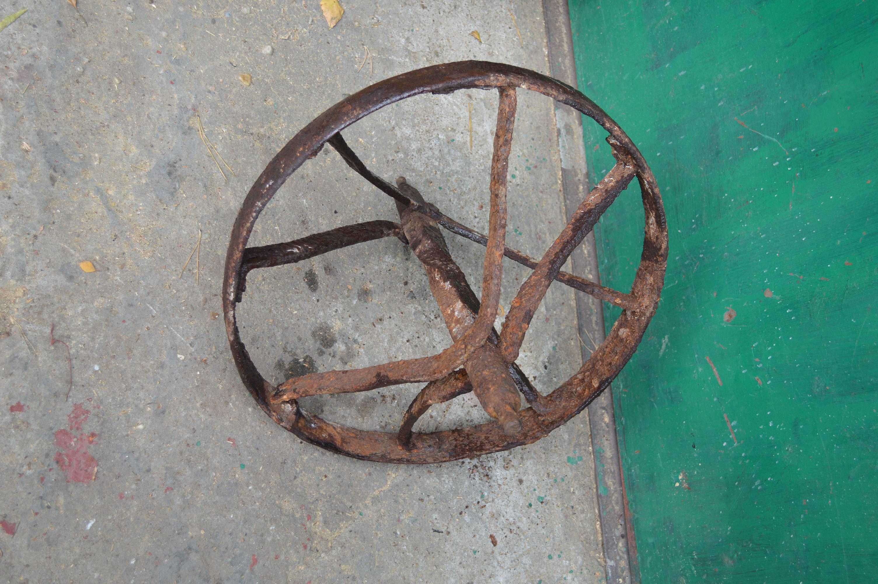 stare duże metalowe koło od taczki przedwojenne kolo zabytek prl
