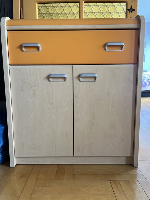 Zestaw mebli młodzieżowych – szafa, regały i komody