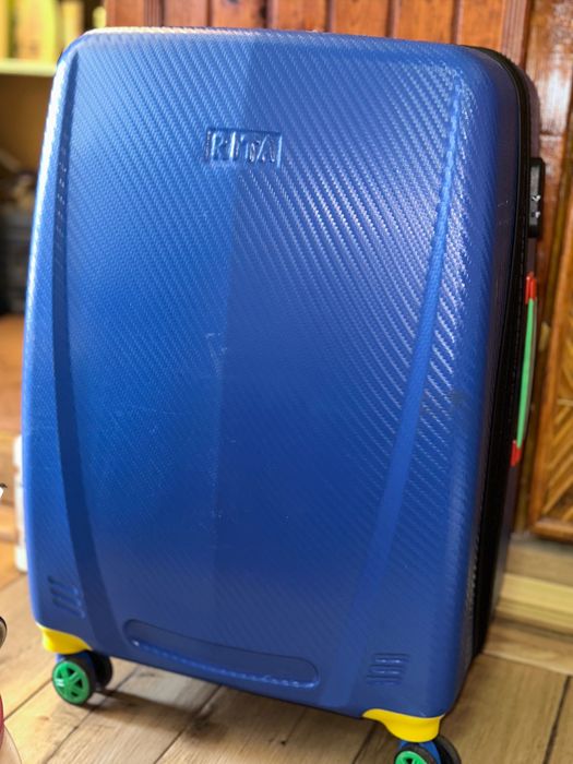 Продам свои чемоданы по ненадобности