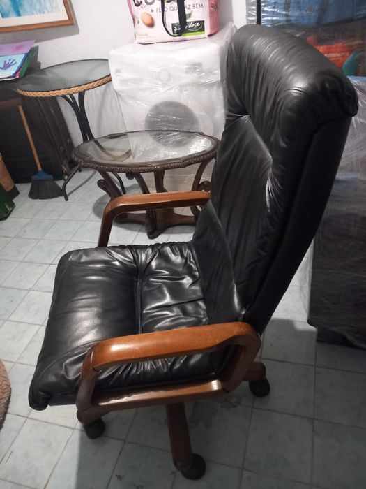 Cadeirão de pele sintética