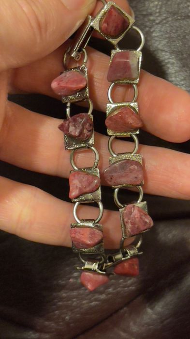 Вишуканий вінтажний браслет ручної роботи з бордовим натураль камінням