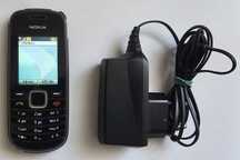 Kultowa Nokia 1661 - prosty telefon z ładowarką Nokia AC-8E