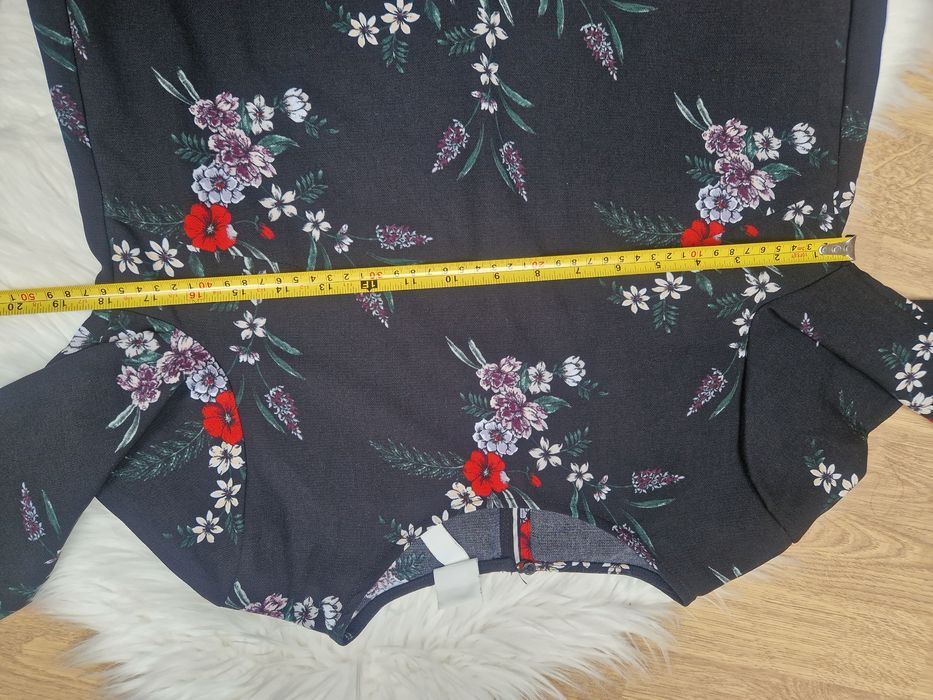 S H&M Czarna sukienka w kwiaty z długim rękawem