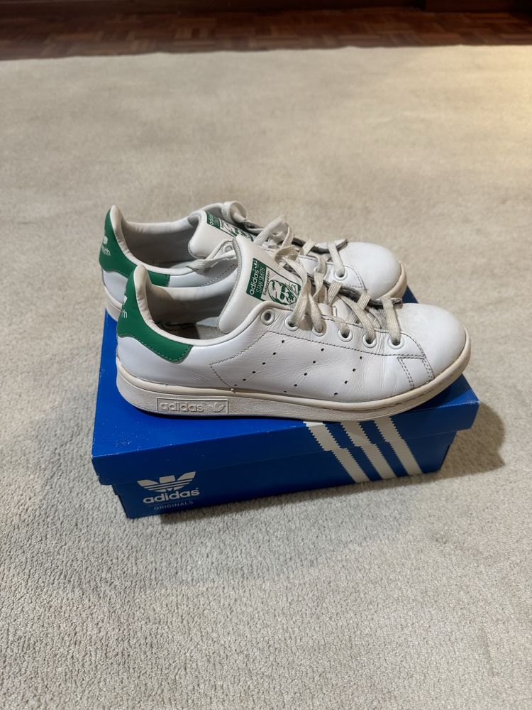 Ténis Adidas Stan Smith brancos com calcanhar verde