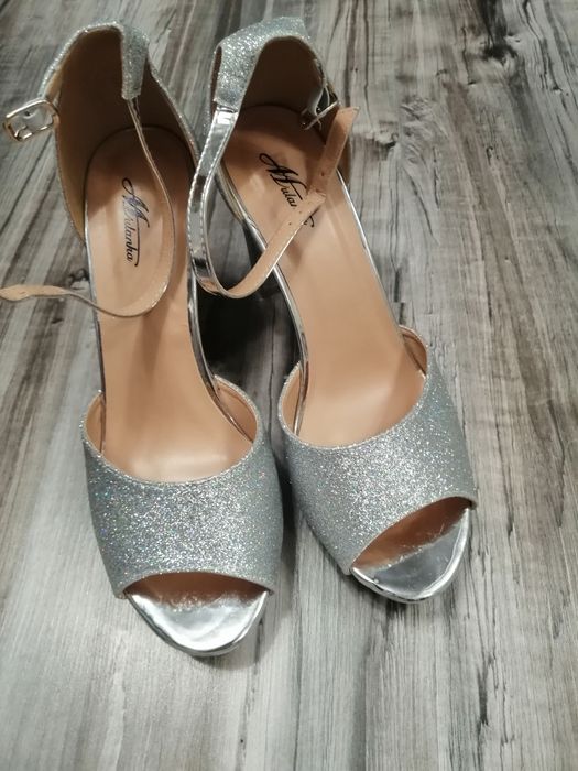 Sprzedam dwie pary butów srebrnych