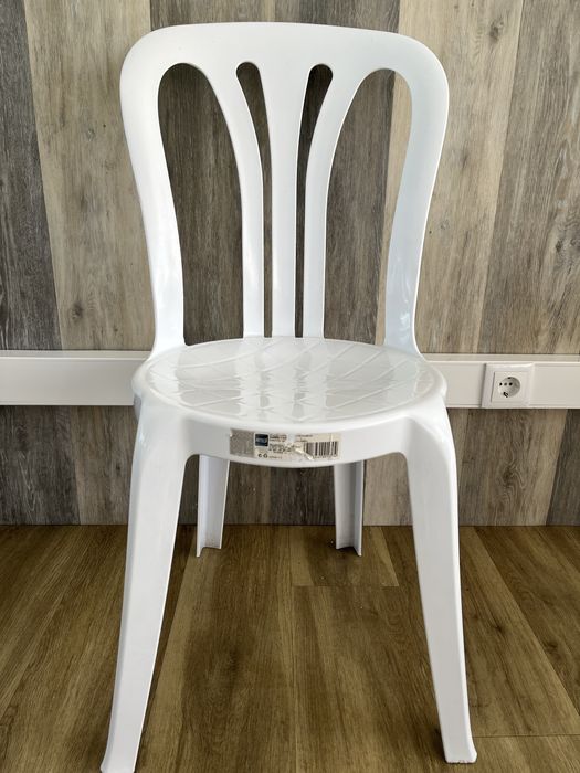 Cadeiras de resina com forras e almofada
