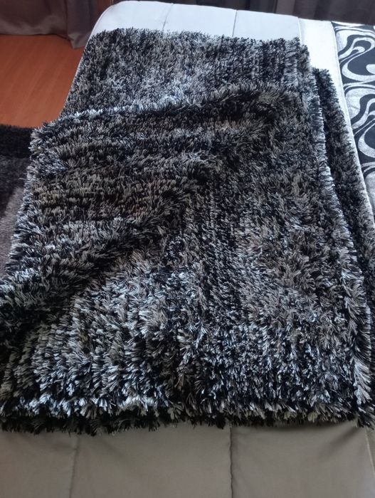 Carpete preta e cinza com pêlo