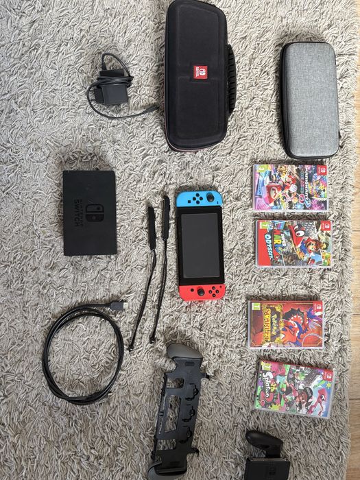 Nintendo Switch + 4 gry + akcesoria – stan bardzo dobry