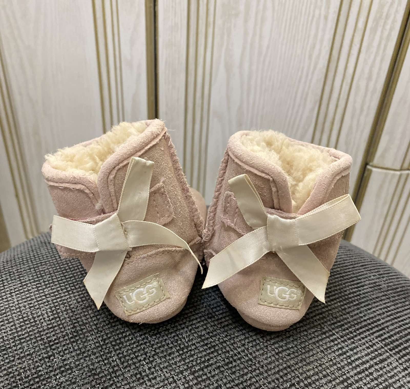 Продам нові дитячі пінетки UGG