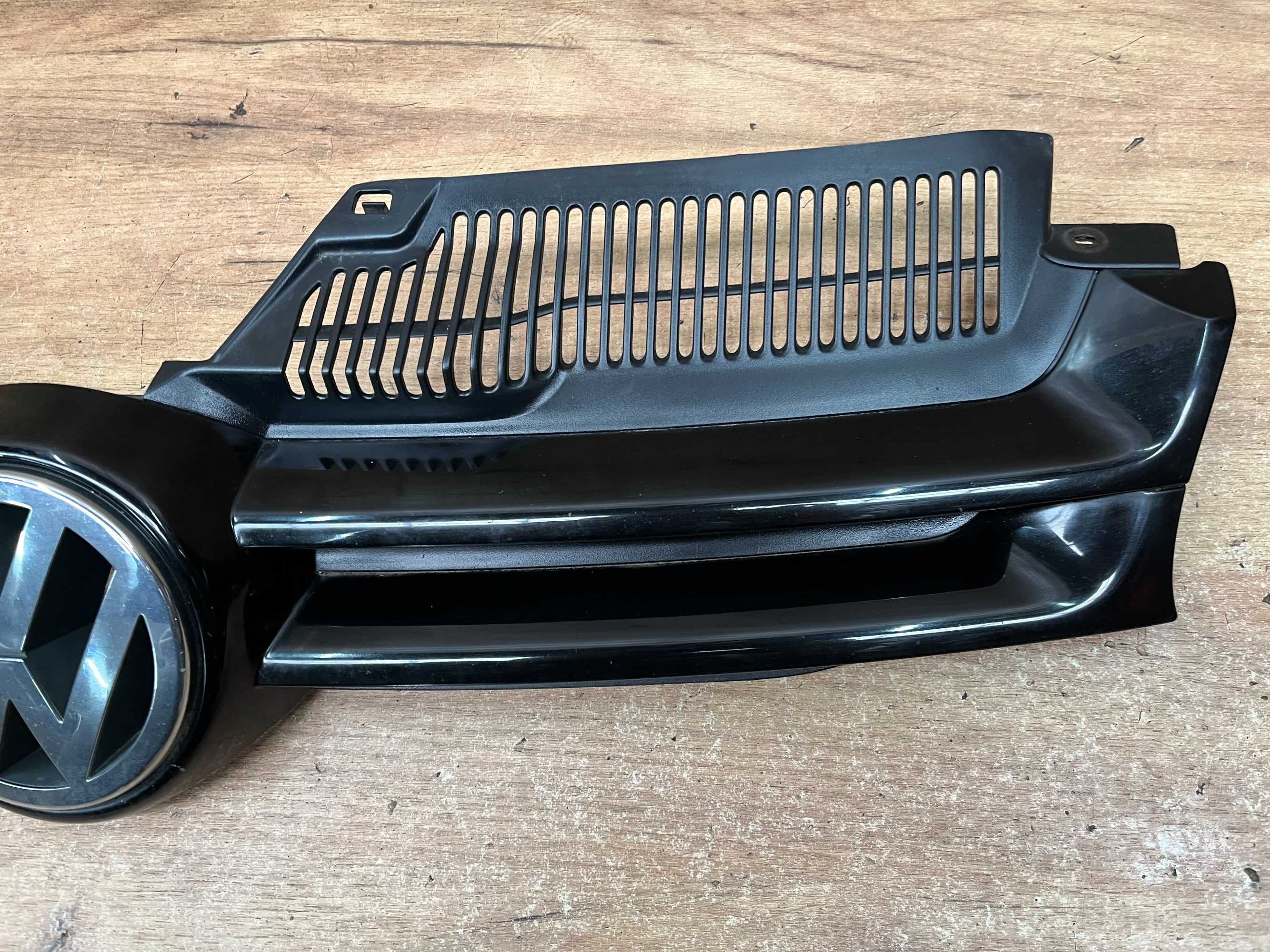 Grill atrapa zderzaka Golf 5 kolor lo41
