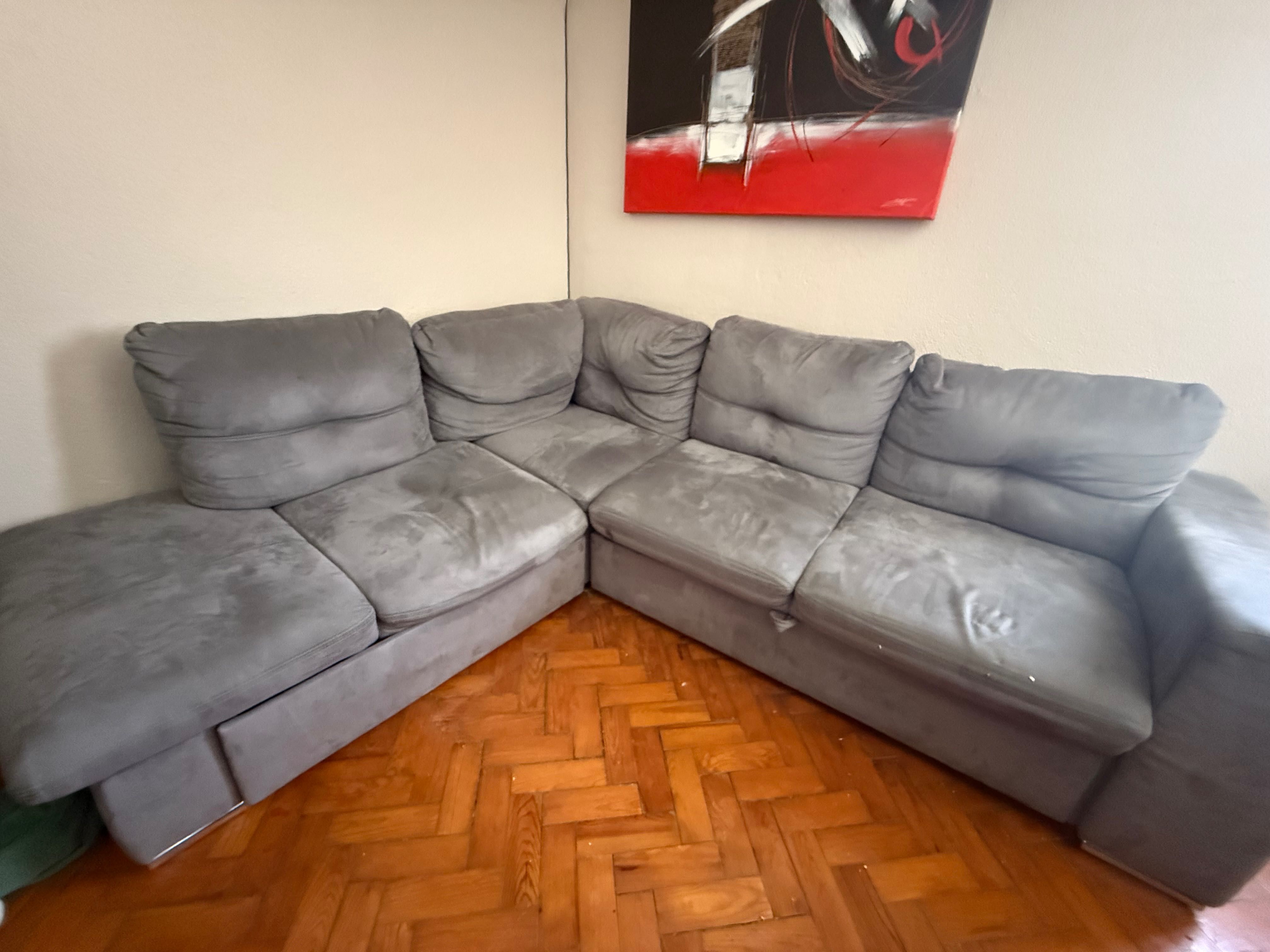 Sofá cinza transforma em cama