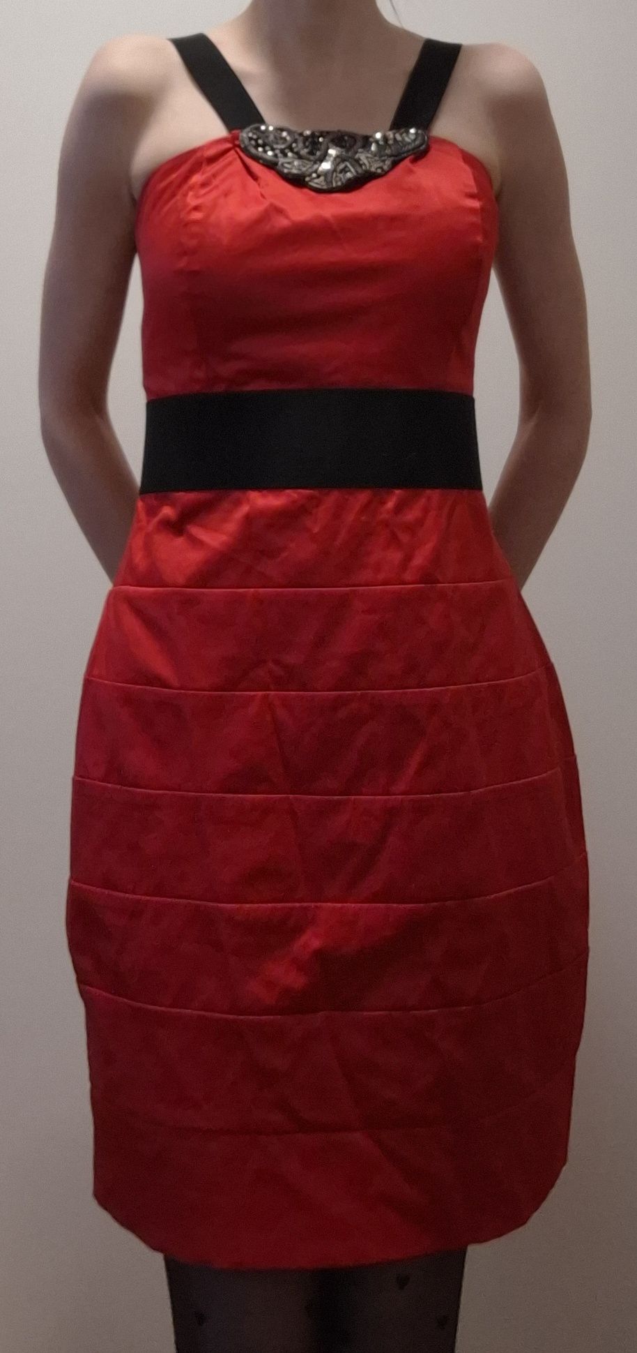 Czerwona sukienka tuba, London Girl, elegancka, dekor, 40.