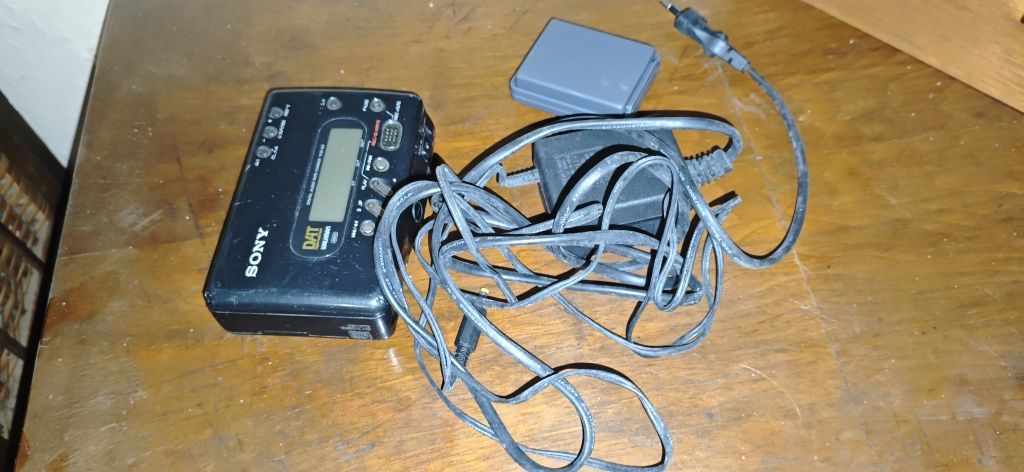 Sony DAT Walkman TCD-D7 – przenośny rejestrator DAT + zasilacz + bater