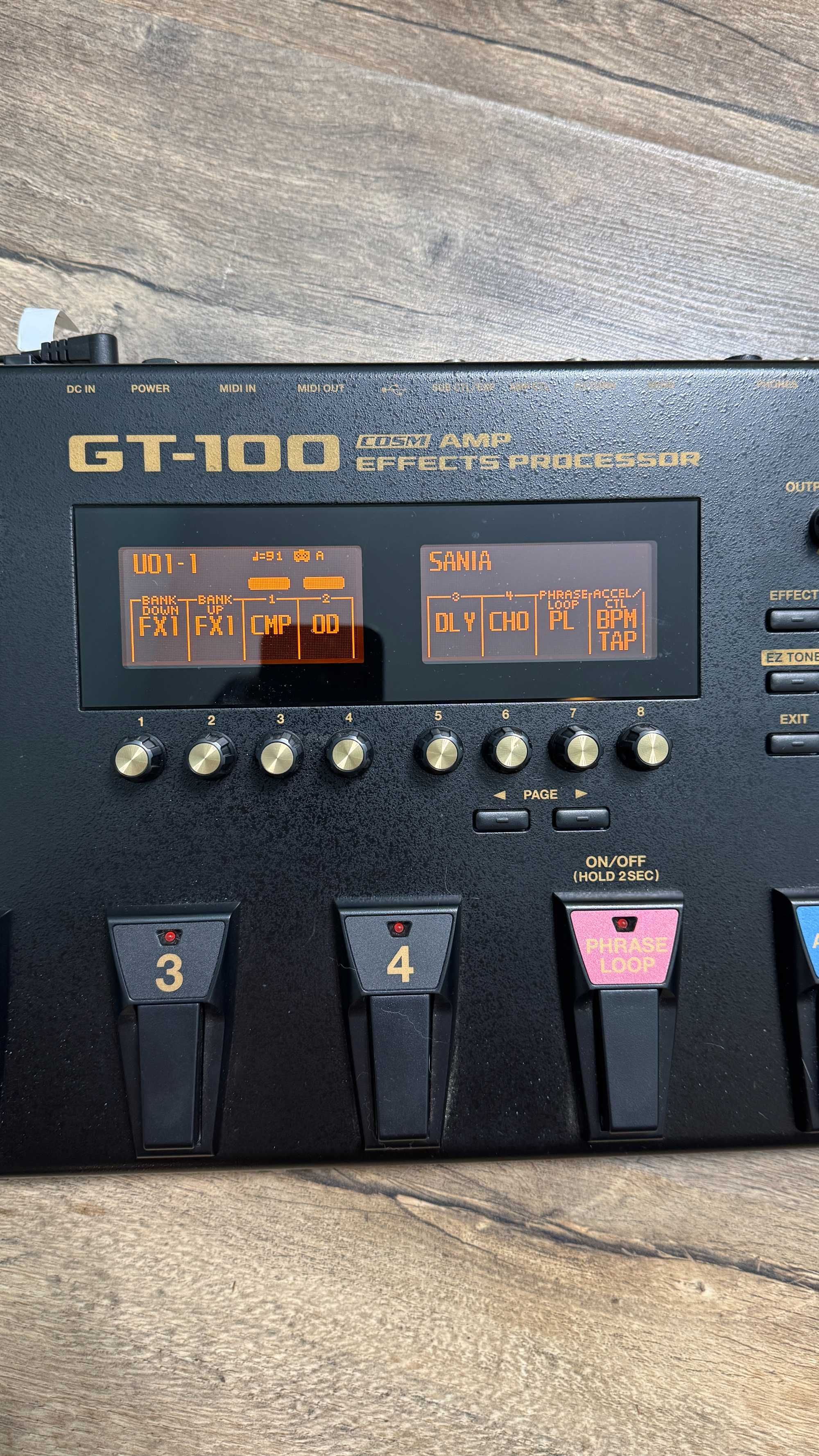 Гітарний процесор ефектів Boss GT100 з чохлом Gator G-MultiFX 2411