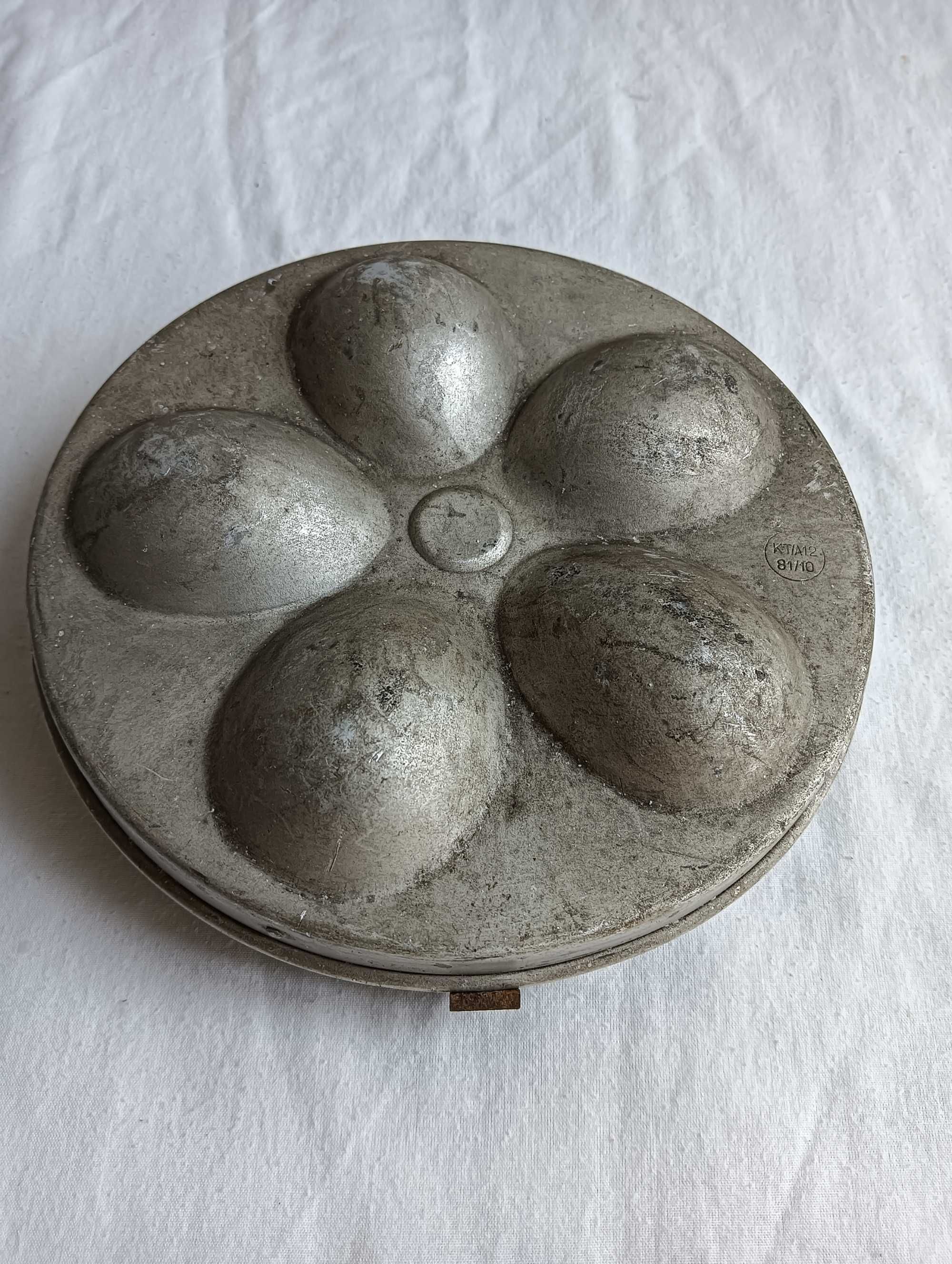 Stary aluminiowy pojemnik na jajka