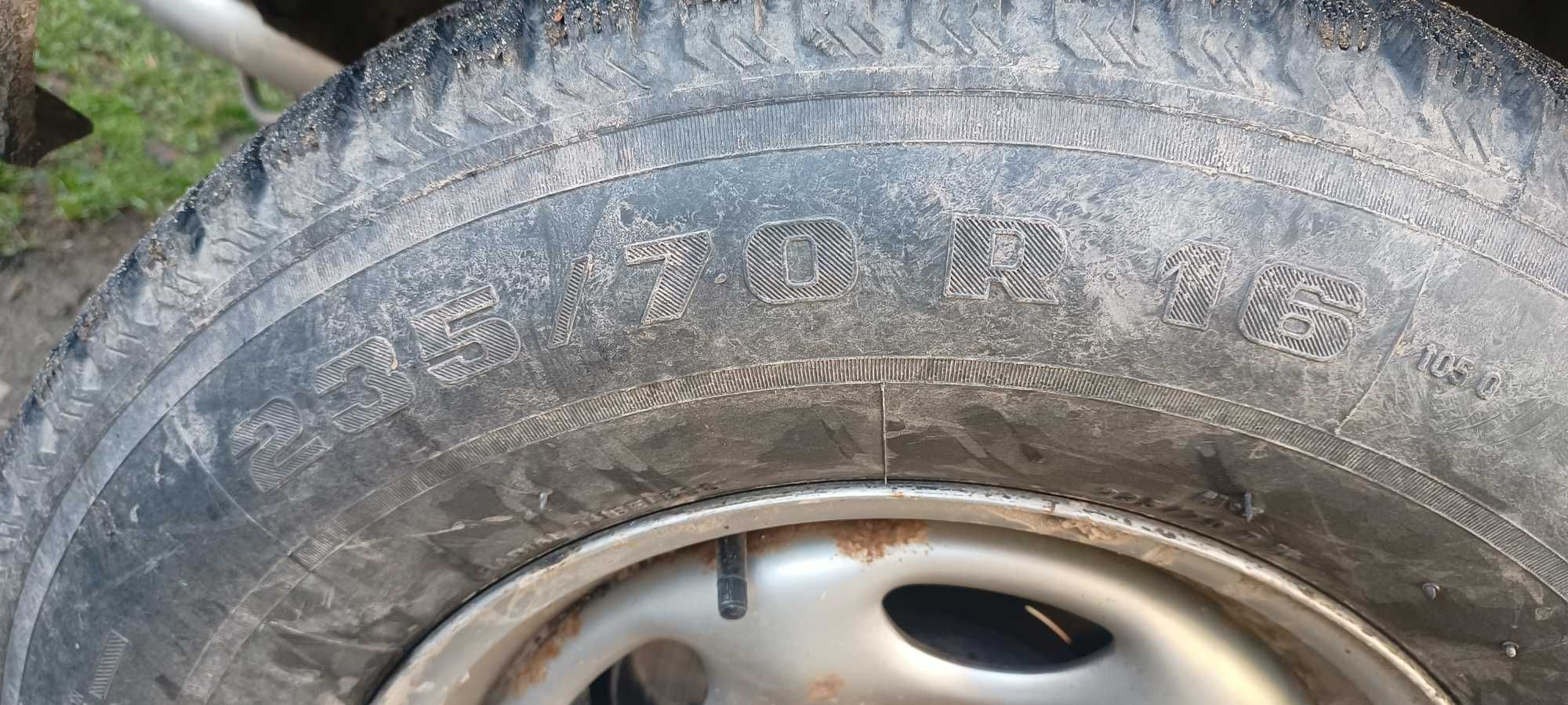 Opony zimowe 235/70/16
