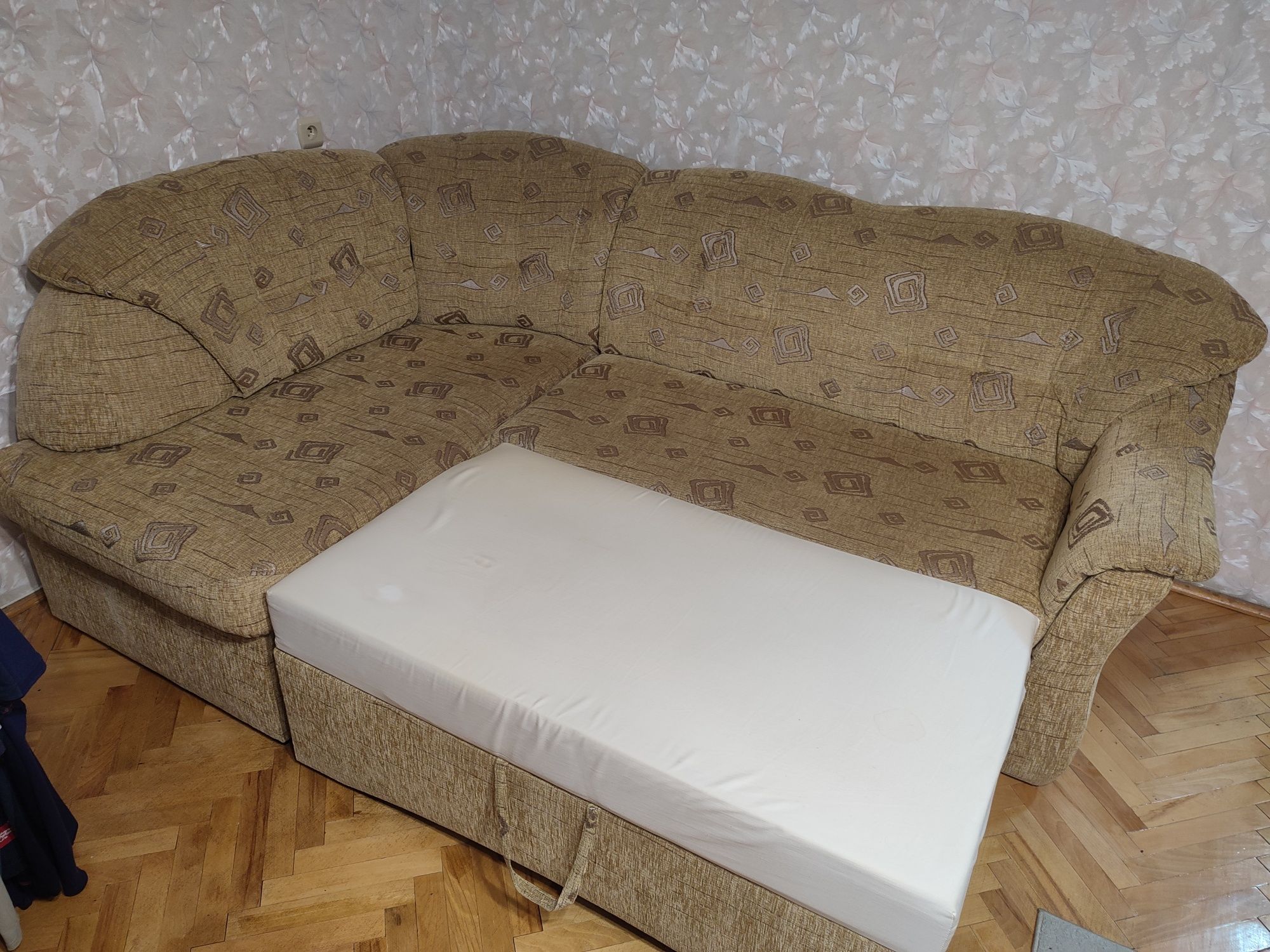 Rogówka, kanapa beżowa