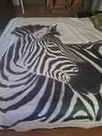 Cieply aksamitny  koc zebra.