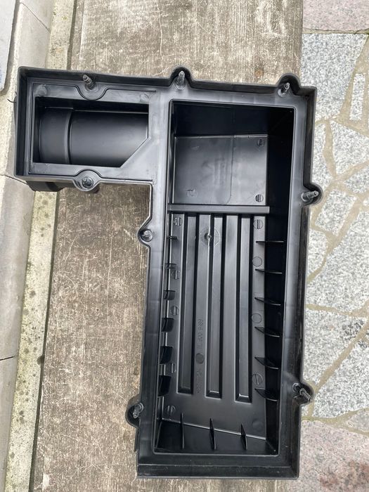 Корпус повітряного фільтру верх на Volkswagen Tiguan