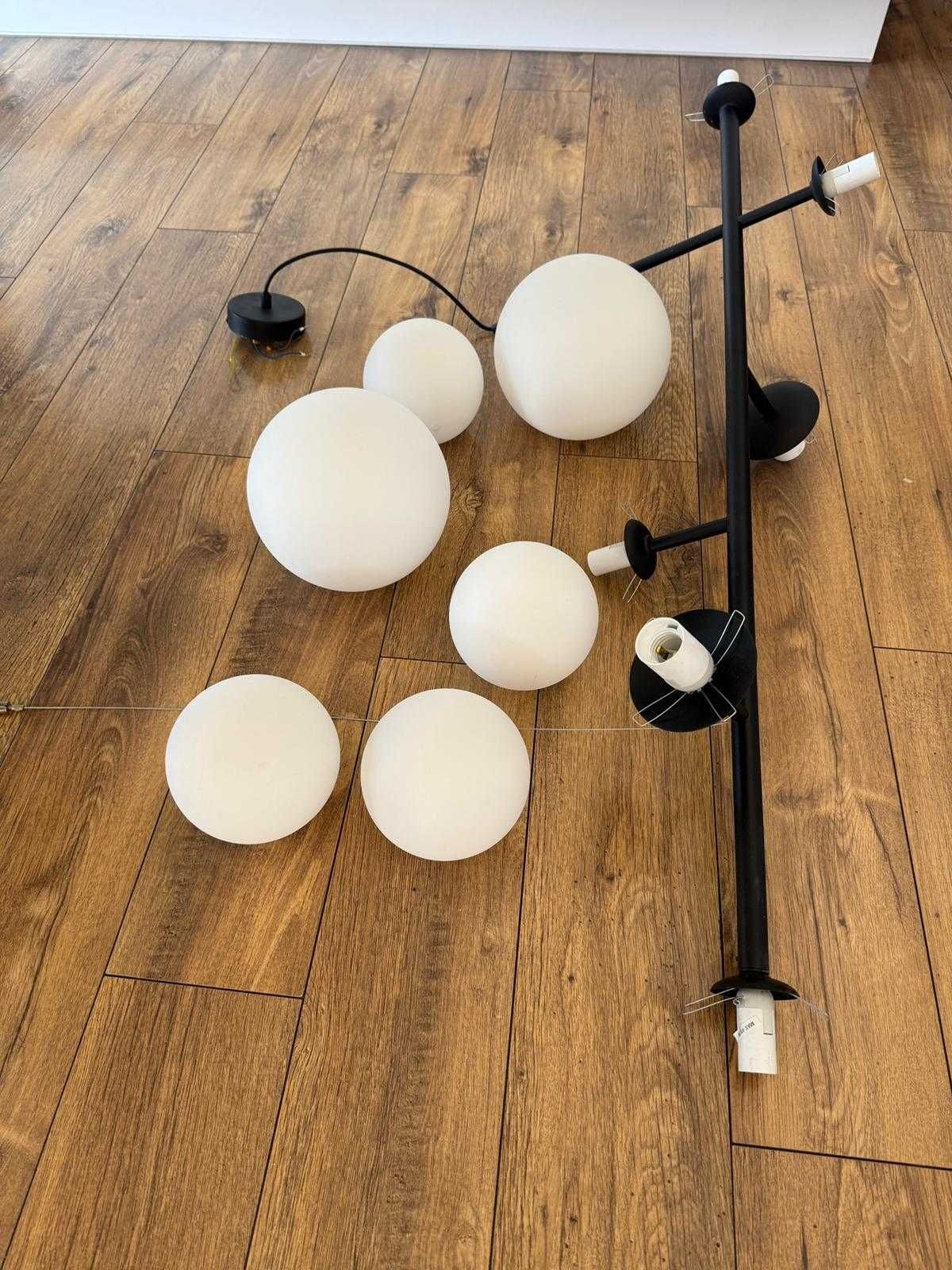 Czarna lampa z okrągłymi kloszami