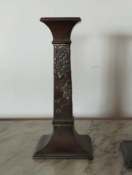 Castiçais em Metal Ornamentado