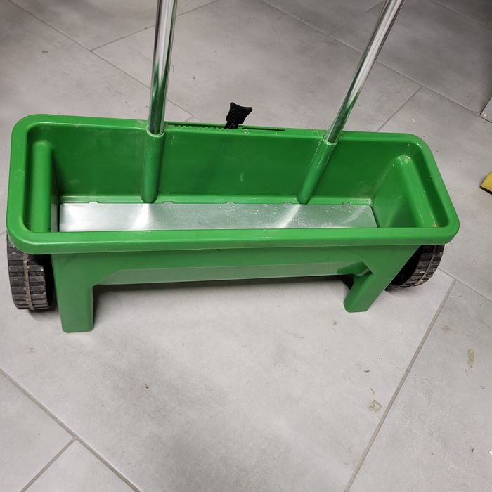 Siewnik ogrodowy do trawy lub nawozów