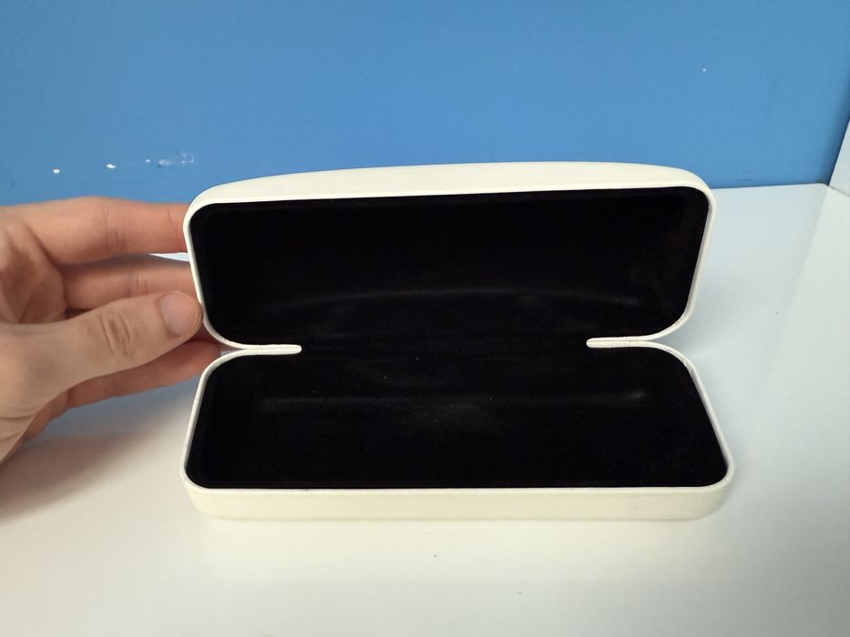 Оригінальний білий жорсткий футляр для окулярів Calvin Klein