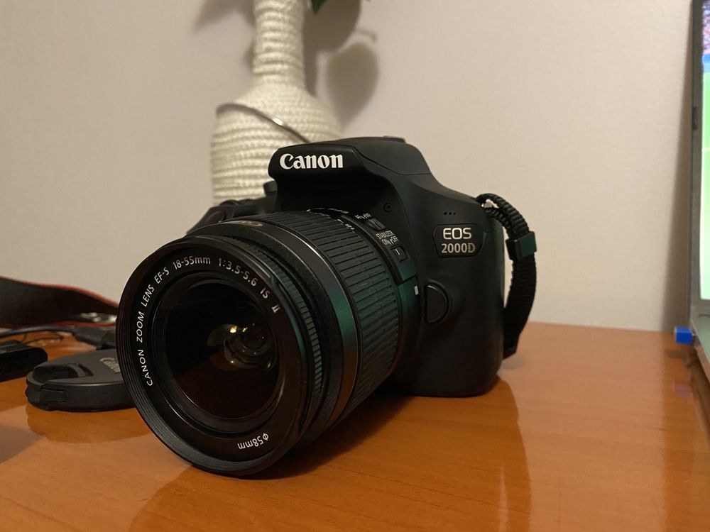 Canon EOS 2000D.