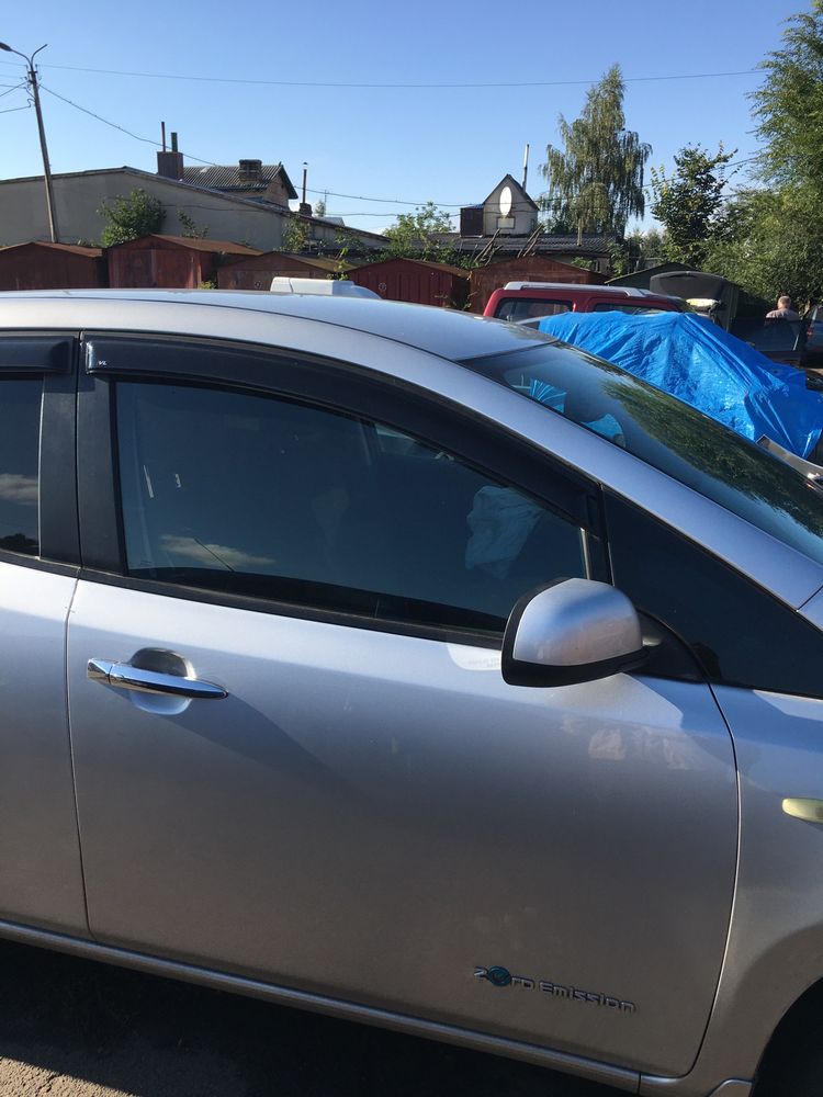 Двері передні праві / ліві до Ніссан Ліф Nissan Leaf 11-17 18-23