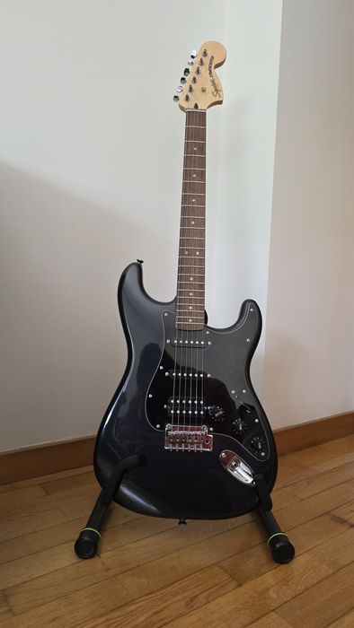 Guitarra Fender com Amplificador, Suporte e Acessórios