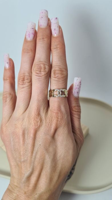 Nowy złoty pierścionek typu Chanel obrączka pancerka cyrkonie p 585