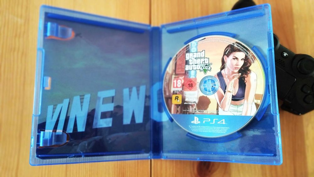 OPORTUNIDADE - PlayStation 4 1TB + Cabos (Nova na caixa)
