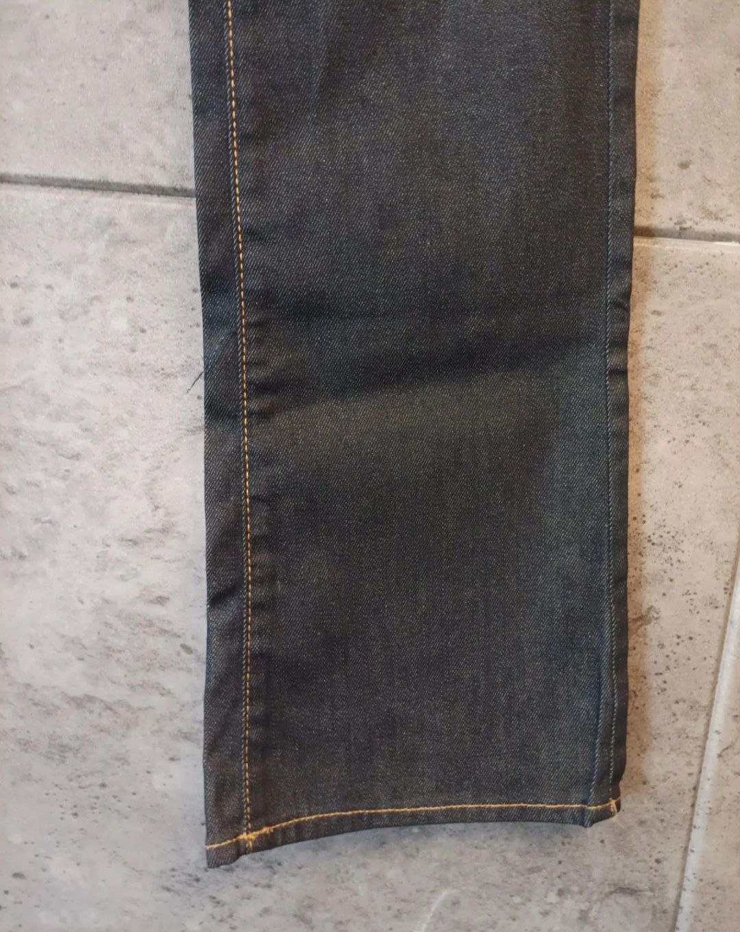 H&M,  modne spodnie jeansowe damskie, jeansy, szerokie nogaw