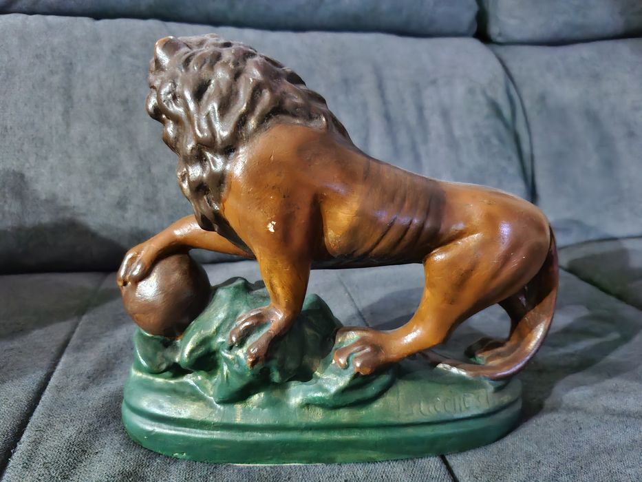 Leão antigo em cerâmica