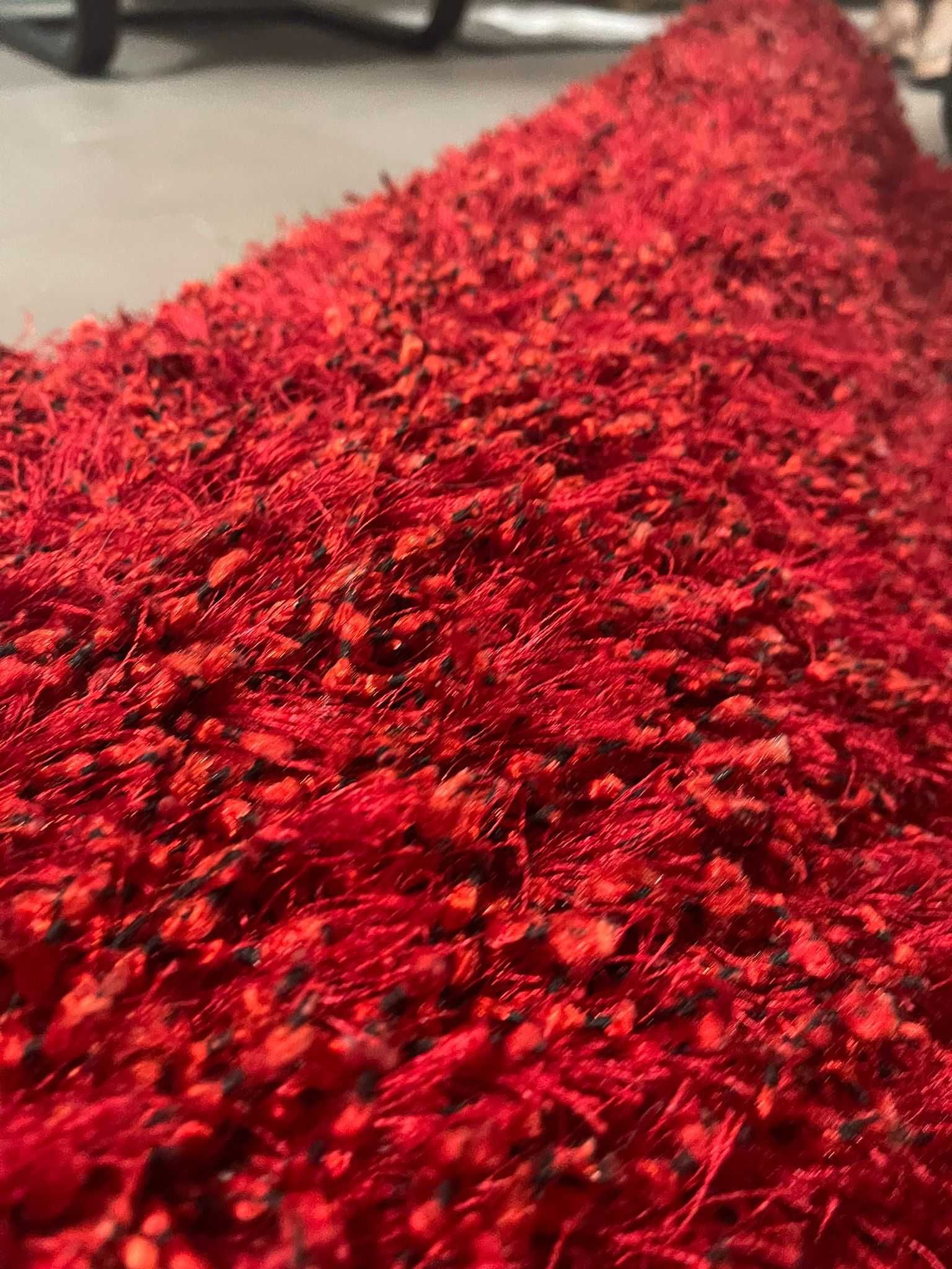 Tapete vermelho e preto