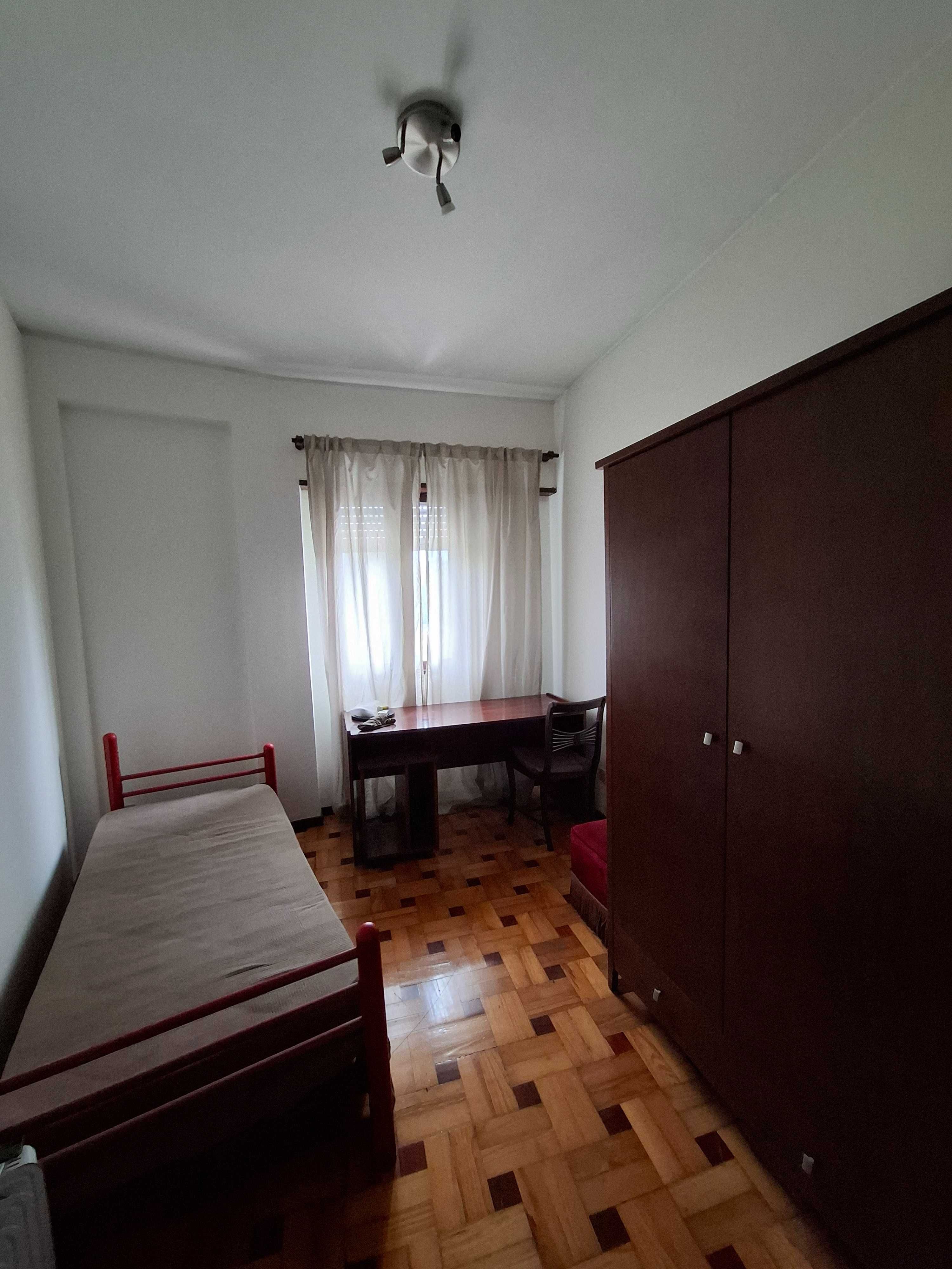Quartos para Caloiras na Rua Pedro Hispano - Porto