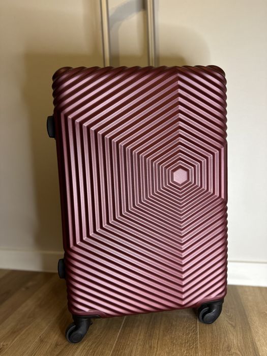 Nowa walizka średnia - bagaż do 23 kg