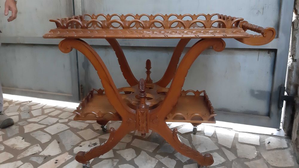 Mesinha de apoio tipo bar para sala