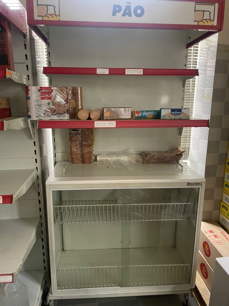 Prateleiras de Minimercado