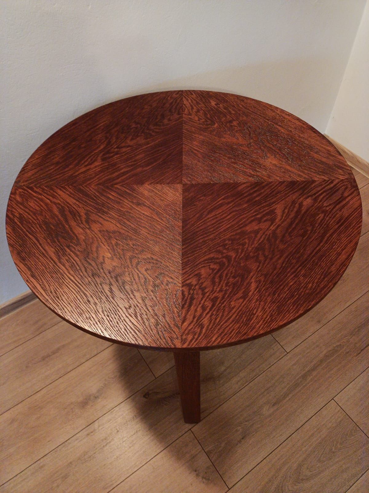 Drewniany stół okrągły