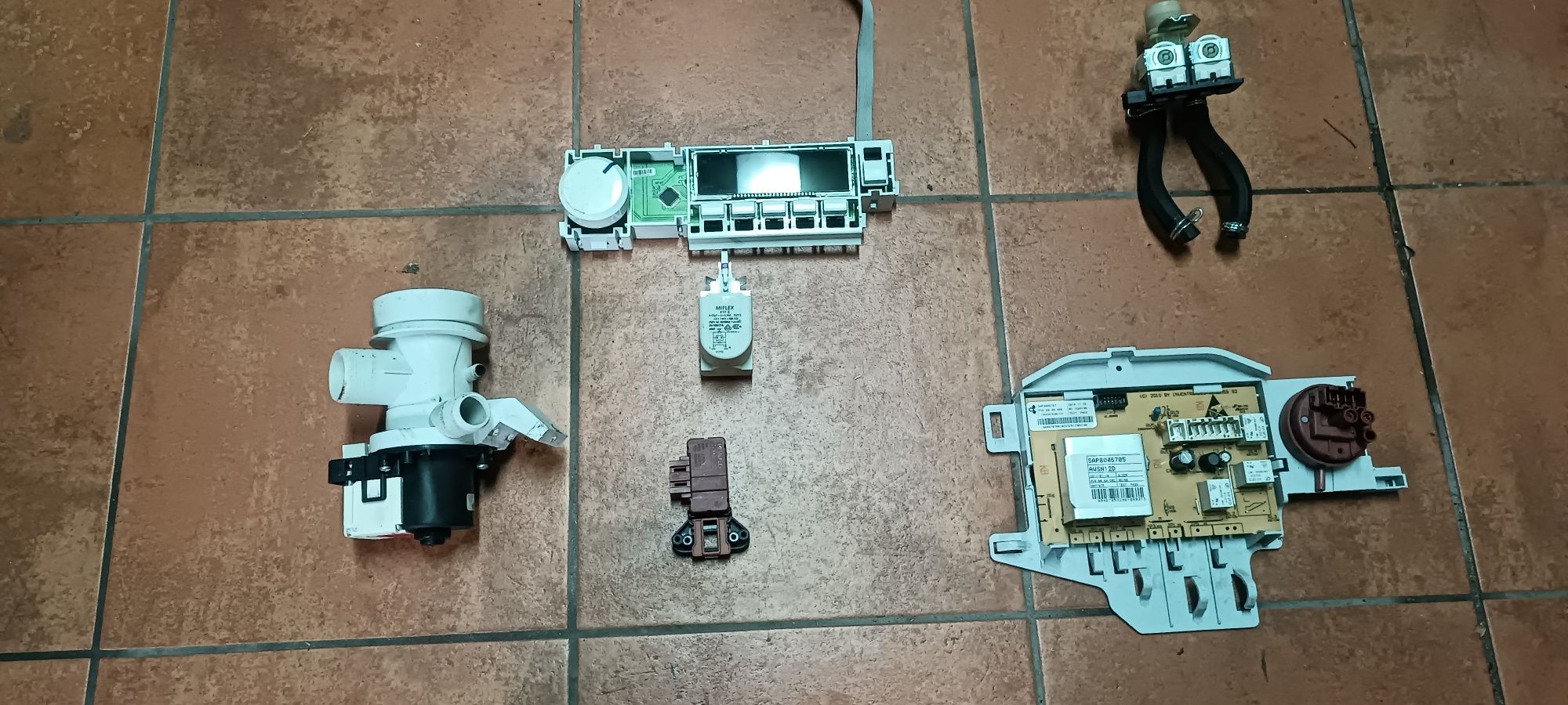 Sprzedam uszkodzoną pralkę Amica na części