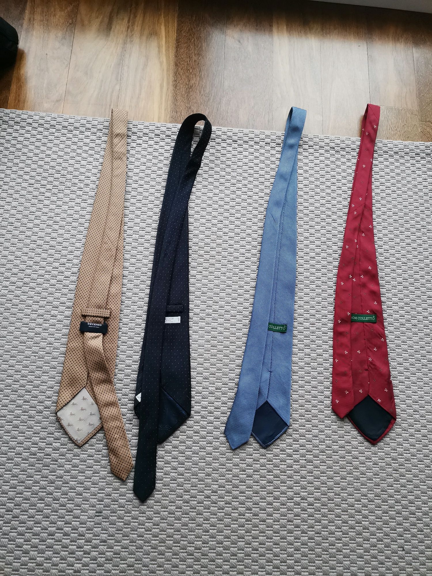 5 gravatas, cada uma 3€ - na compra das 5 ofereço 1 ( todas por 12€)