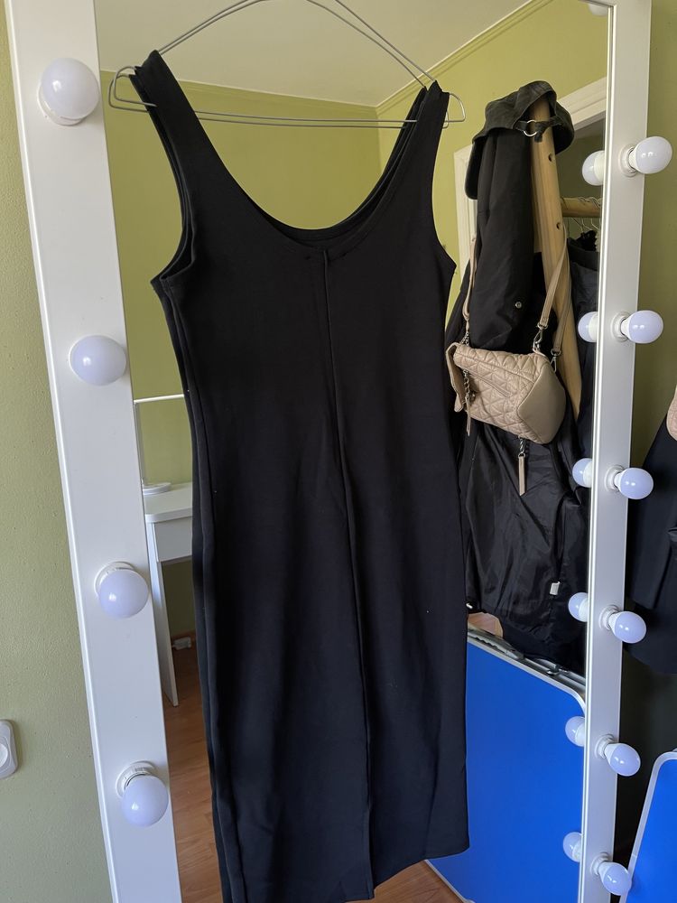 Чорна вузька сукня міді