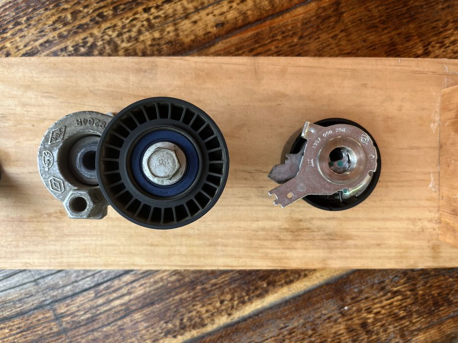 Ролик натяжний генератора та ролик натяжний грм