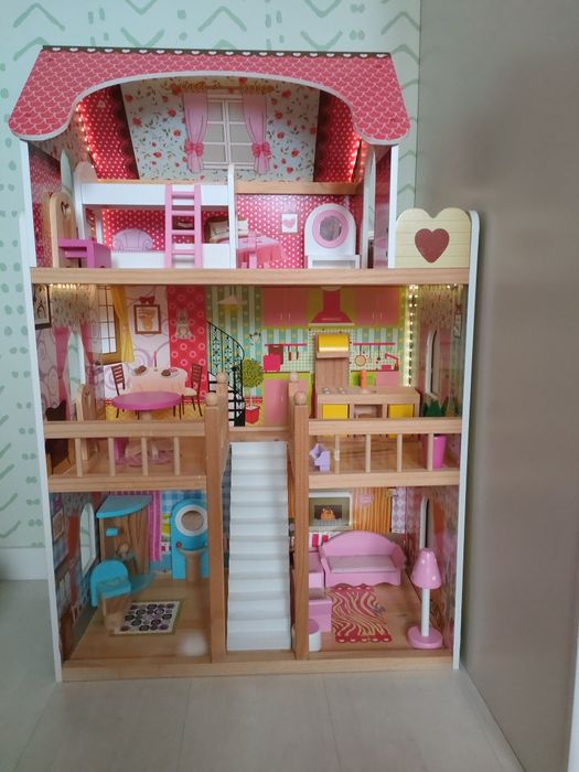 Drewniany domek z oświetleniem