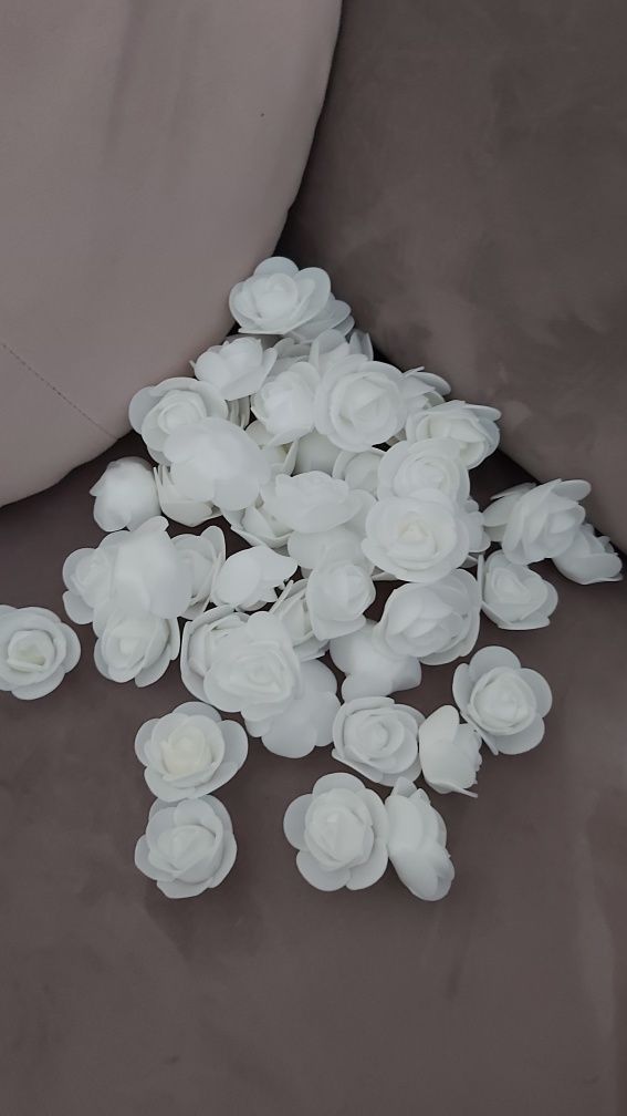 Białe róże różyczki piankowe 3 cm Rose bear rękodzieło 300 sztuk