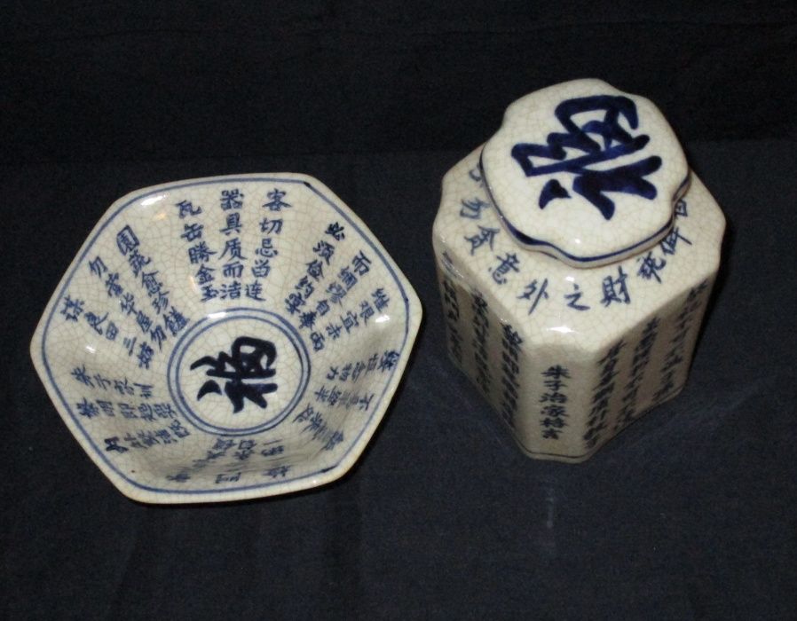 Pote e taça em porcelana com caracteres chineses
