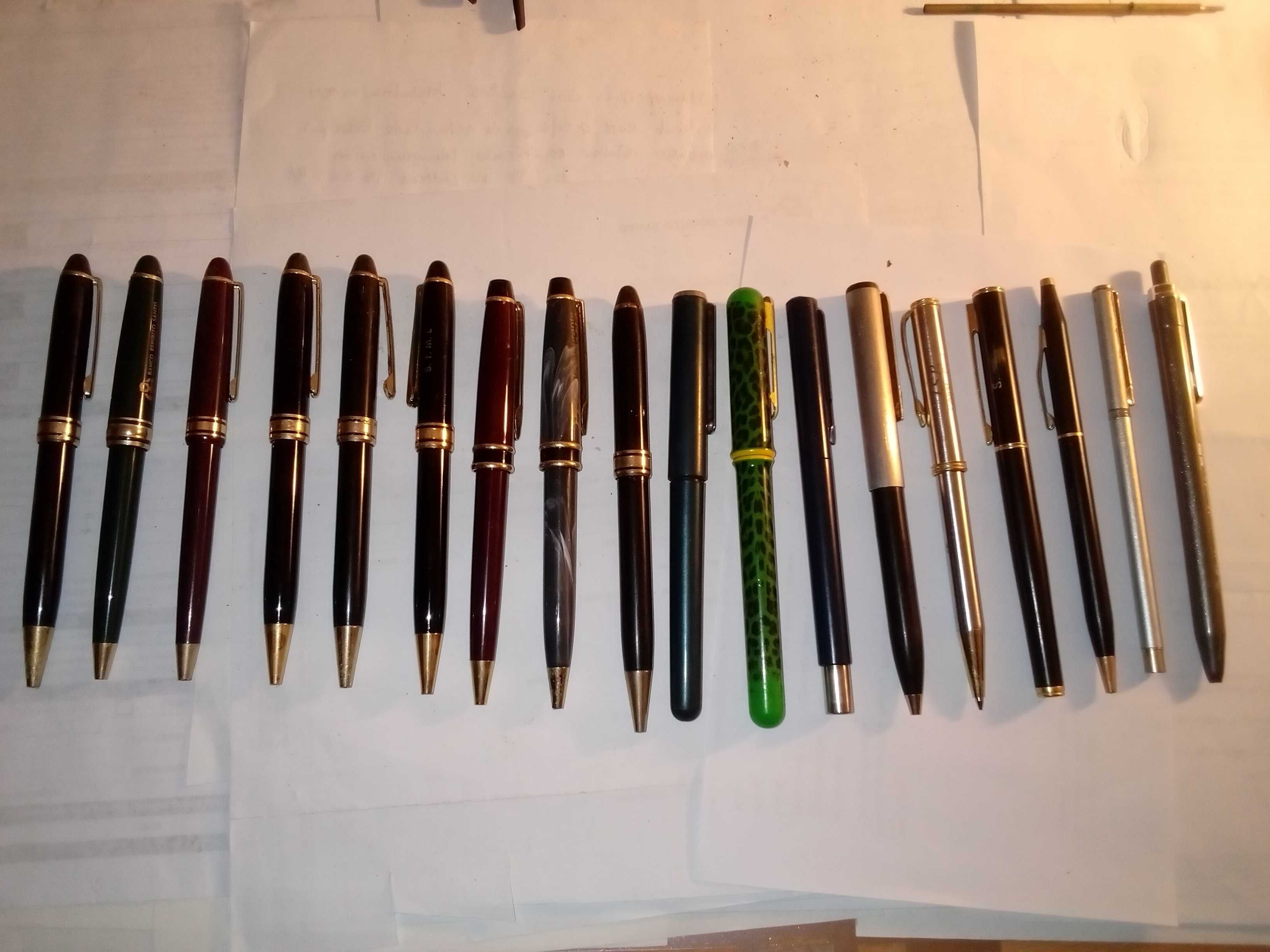 canetas de vários tipos
