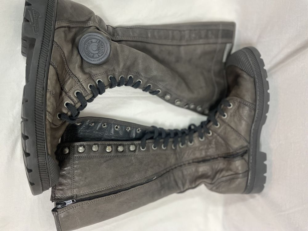 Botas de cano alto e atacadores